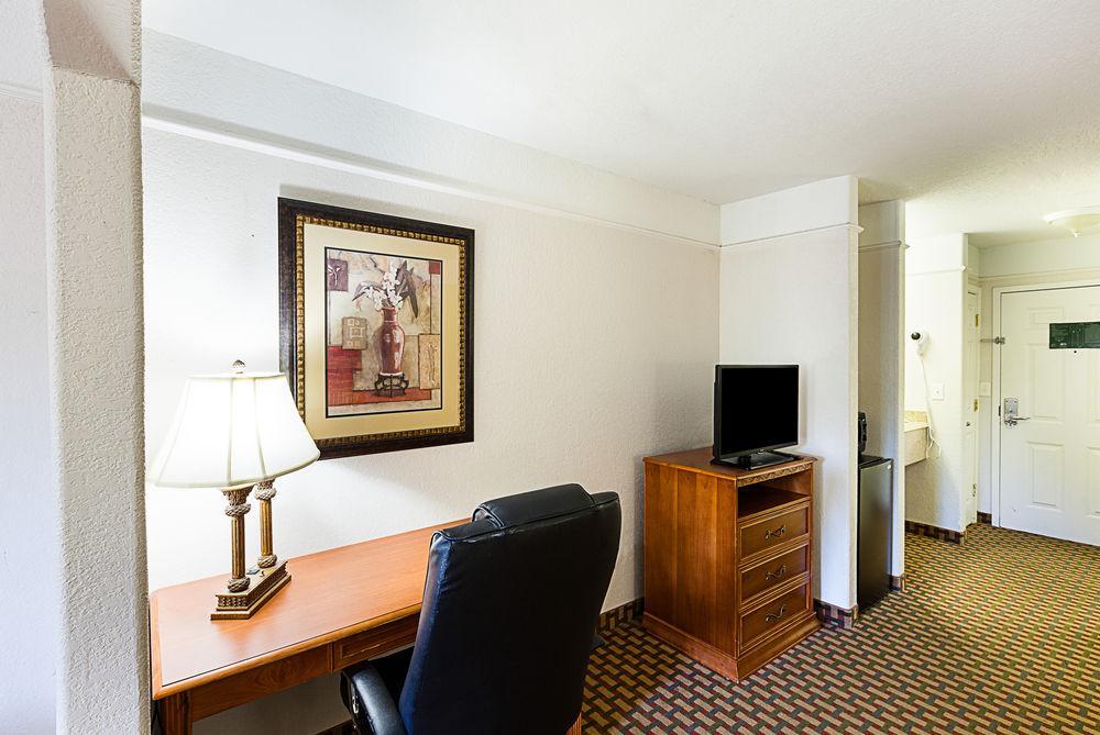 Quality Inn & Suites Seaworld North Сан-Антонио Экстерьер фото