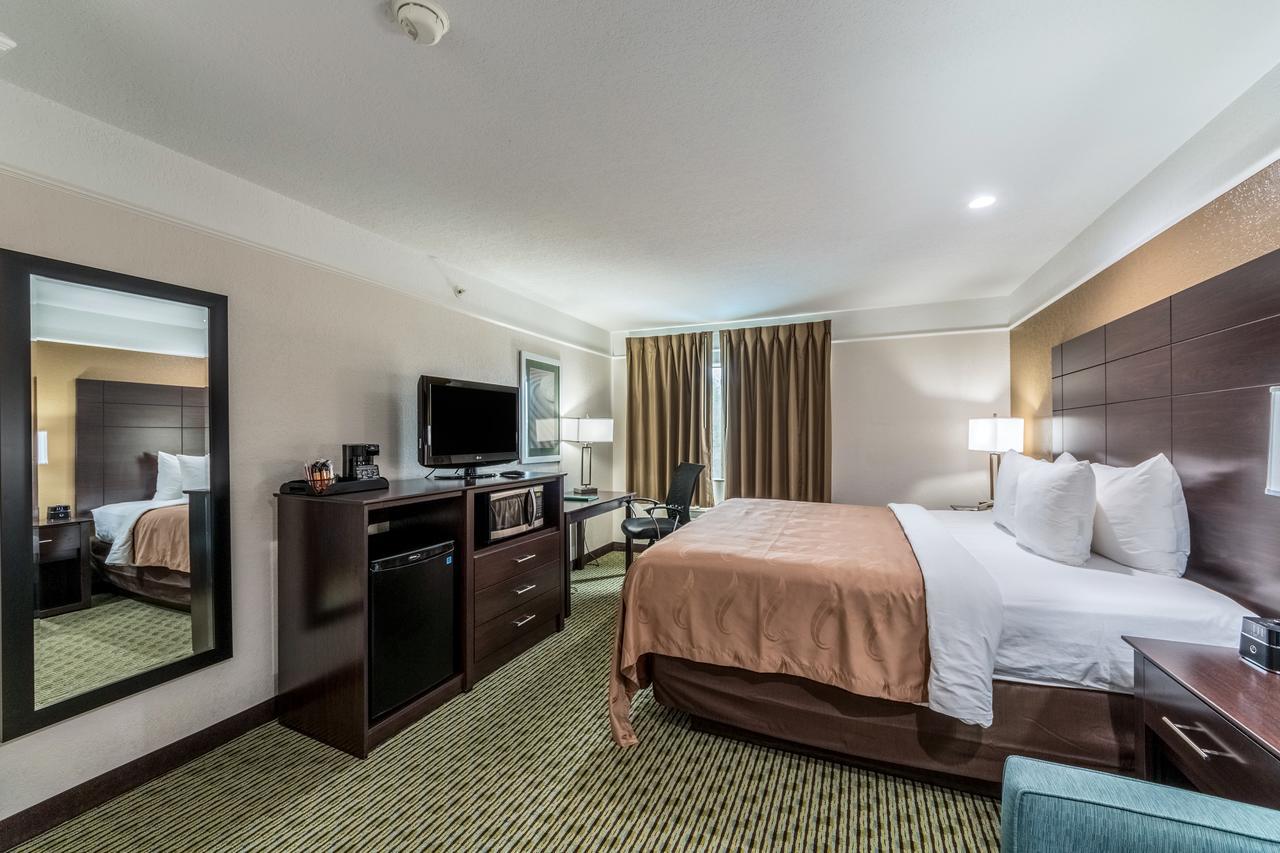 Quality Inn & Suites Seaworld North Сан-Антонио Экстерьер фото
